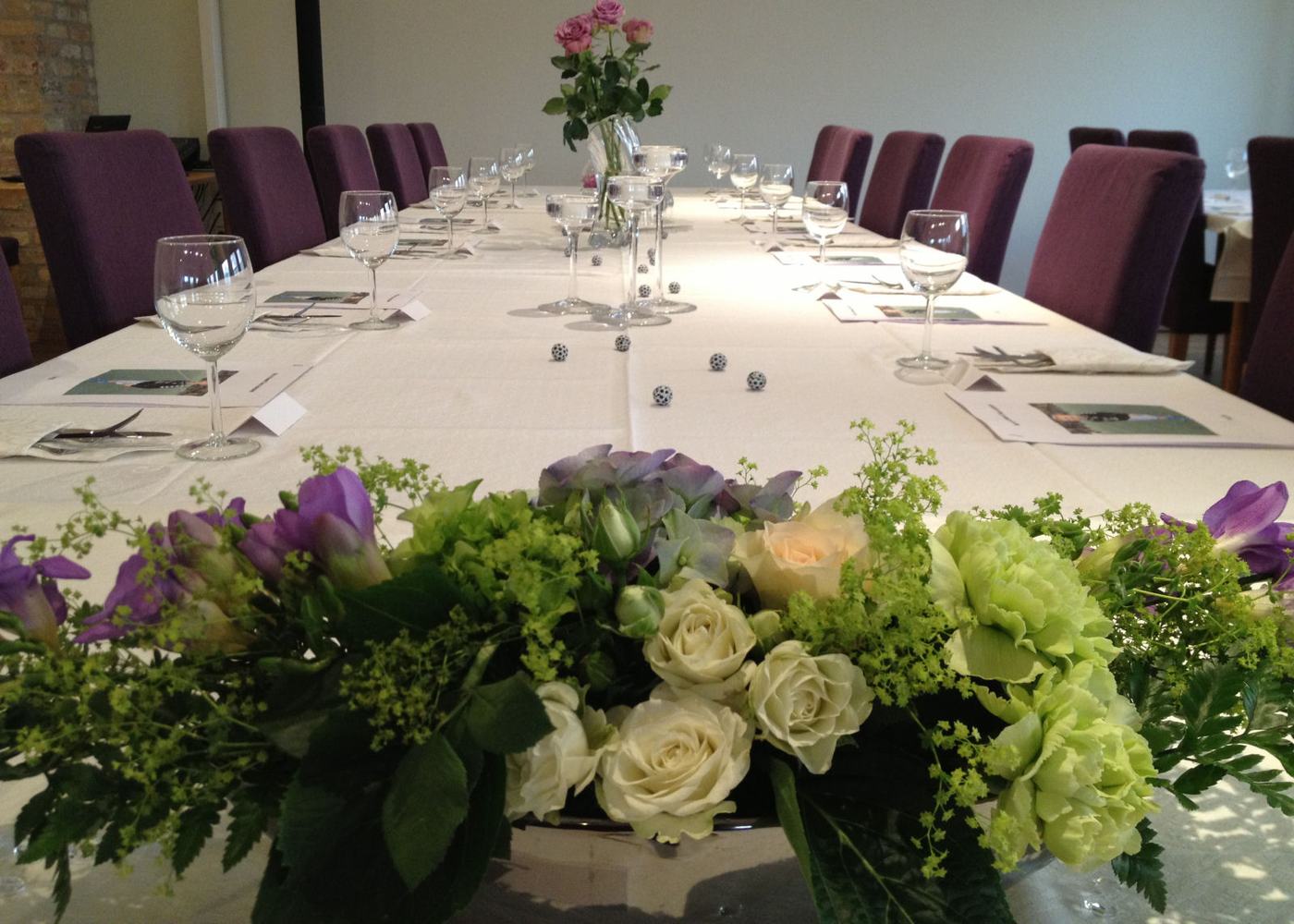 Langbord med blomster